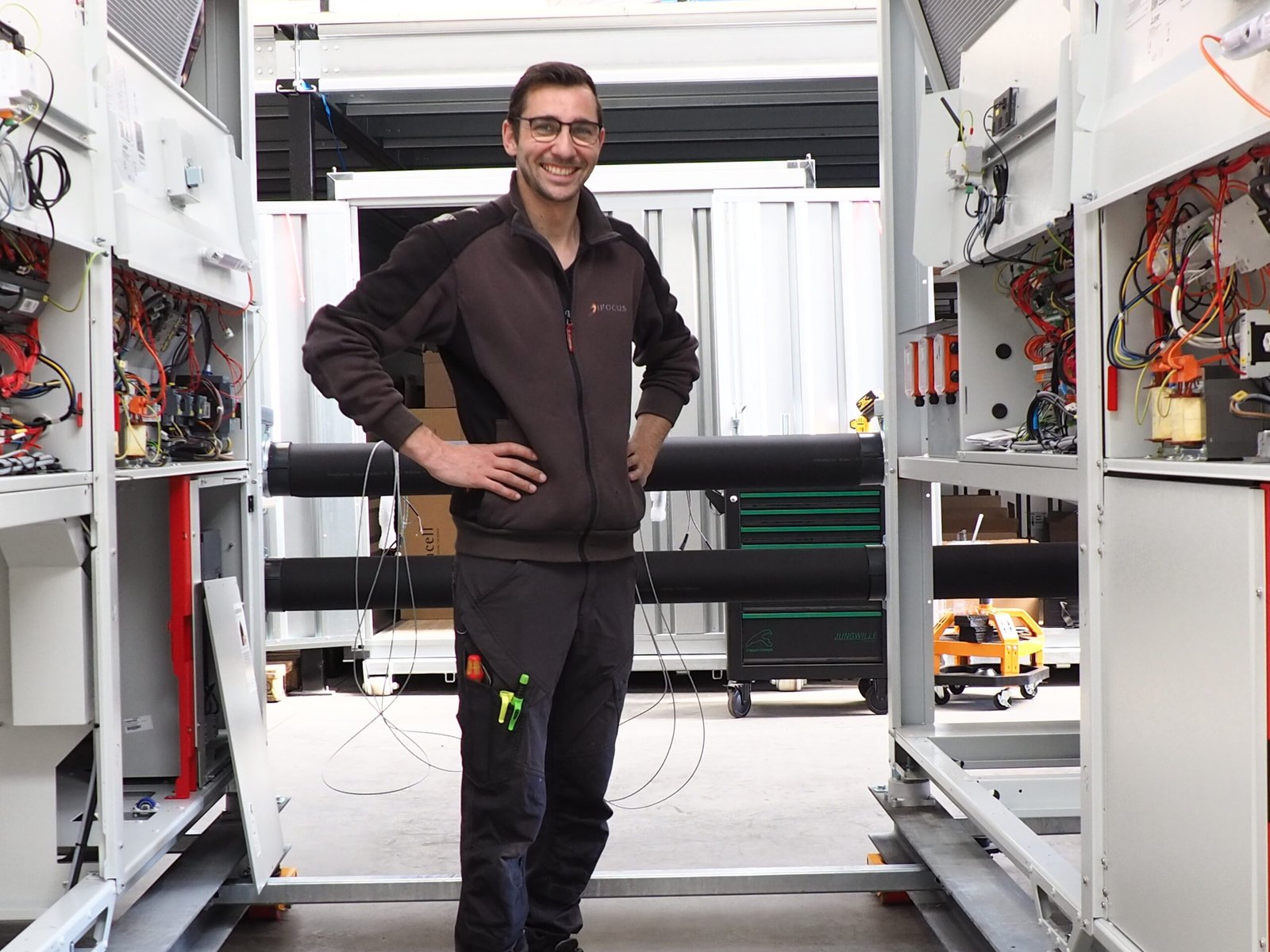 Monteur van Kurios Service tussen koeltechnische installaties